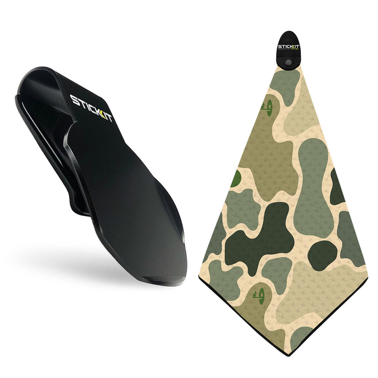 Black clip with green camouflage-patterned microfiber towel, perfect for outdoor adventures and active lifestyles.